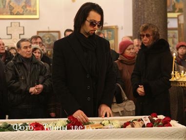 Денис Клявер у гроба Ильи Олейникова